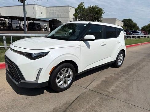 Used 2023 Kia Soul LX w/ Option Group 015 FWD image 6