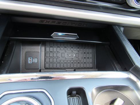 Used 2024 Ford Expedition XLT AWD/4WD image 25
