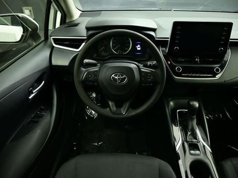Used 2020 Toyota Corolla LE image 2