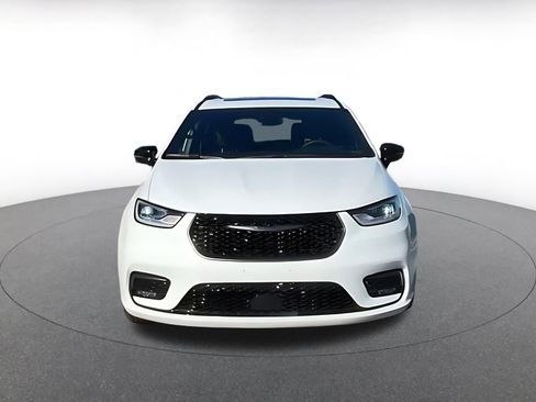 Used 2025 Chrysler Pacifica Limited image 4