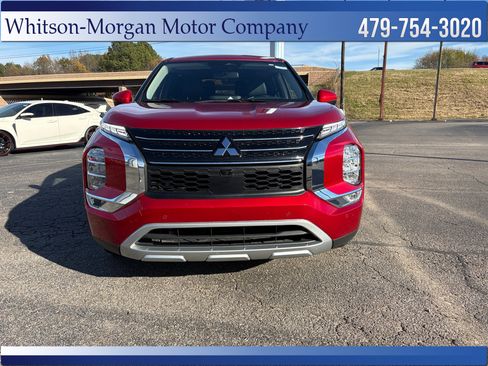 Used 2024 Mitsubishi Outlander SE image 2