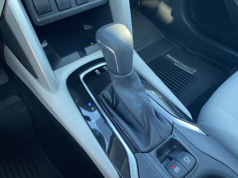 Used 2025 Toyota Corolla Cross LE image 19