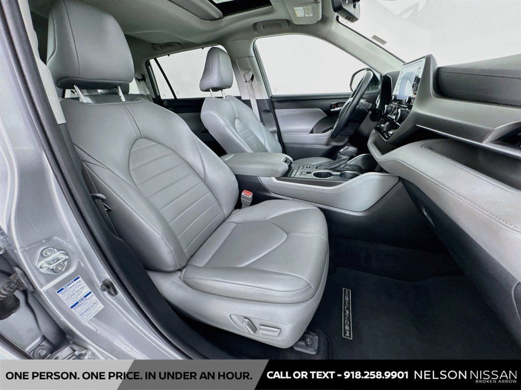 Used 2022 Toyota Highlander XLE AWD/4WD image 29