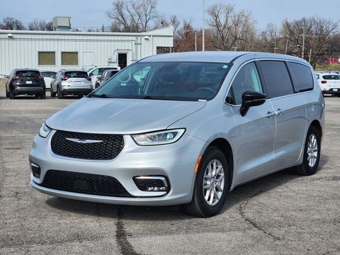 Used 2024 Chrysler Pacifica Touring-L FWD image 3