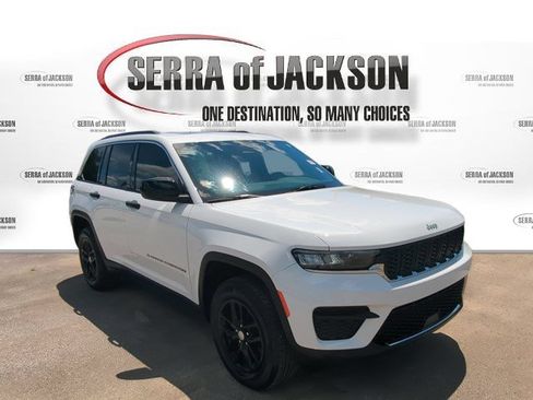 Used 2024 Jeep Grand Cherokee Laredo X w/ Luxury Tech Group I AWD/4WD image 2