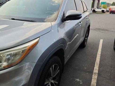 Used 2016 Toyota Highlander XLE AWD/4WD image 4