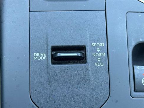 Certified 2025 Toyota Highlander XLE FWD image 30