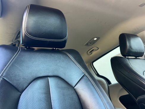 Used 2024 Chrysler Pacifica Touring-L FWD image 21