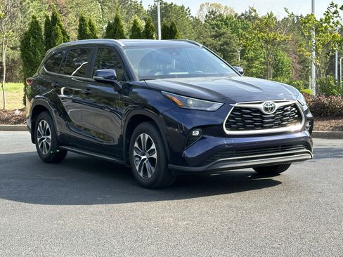 Used 2025 Toyota Highlander XLE image 2