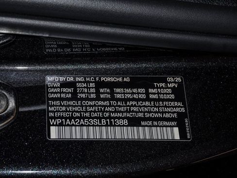 Certified 2025 Porsche Macan image 30