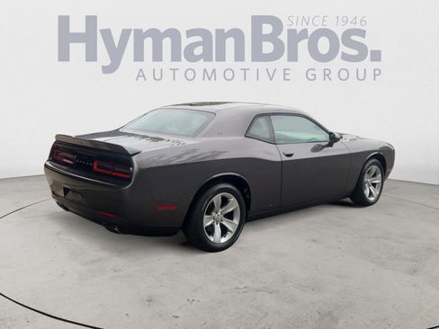 Used 2019 Dodge Challenger SXT RWD image 3