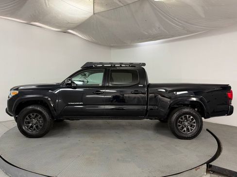 Used 2022 Toyota Tacoma SR5 w/ Technology Package RWD image 4