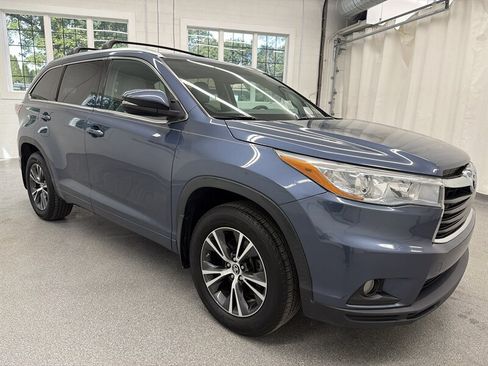 Used 2016 Toyota Highlander XLE AWD/4WD image 3