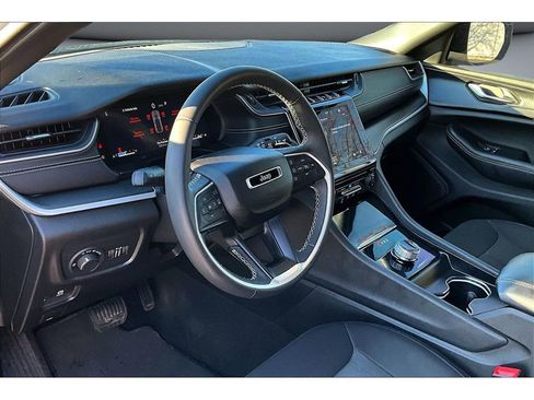 Used 2024 Jeep Grand Cherokee Laredo w/ Trailer Tow Package image 15