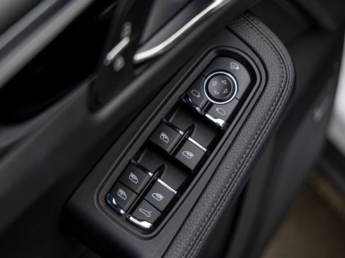 Certified 2025 Porsche Macan image 22