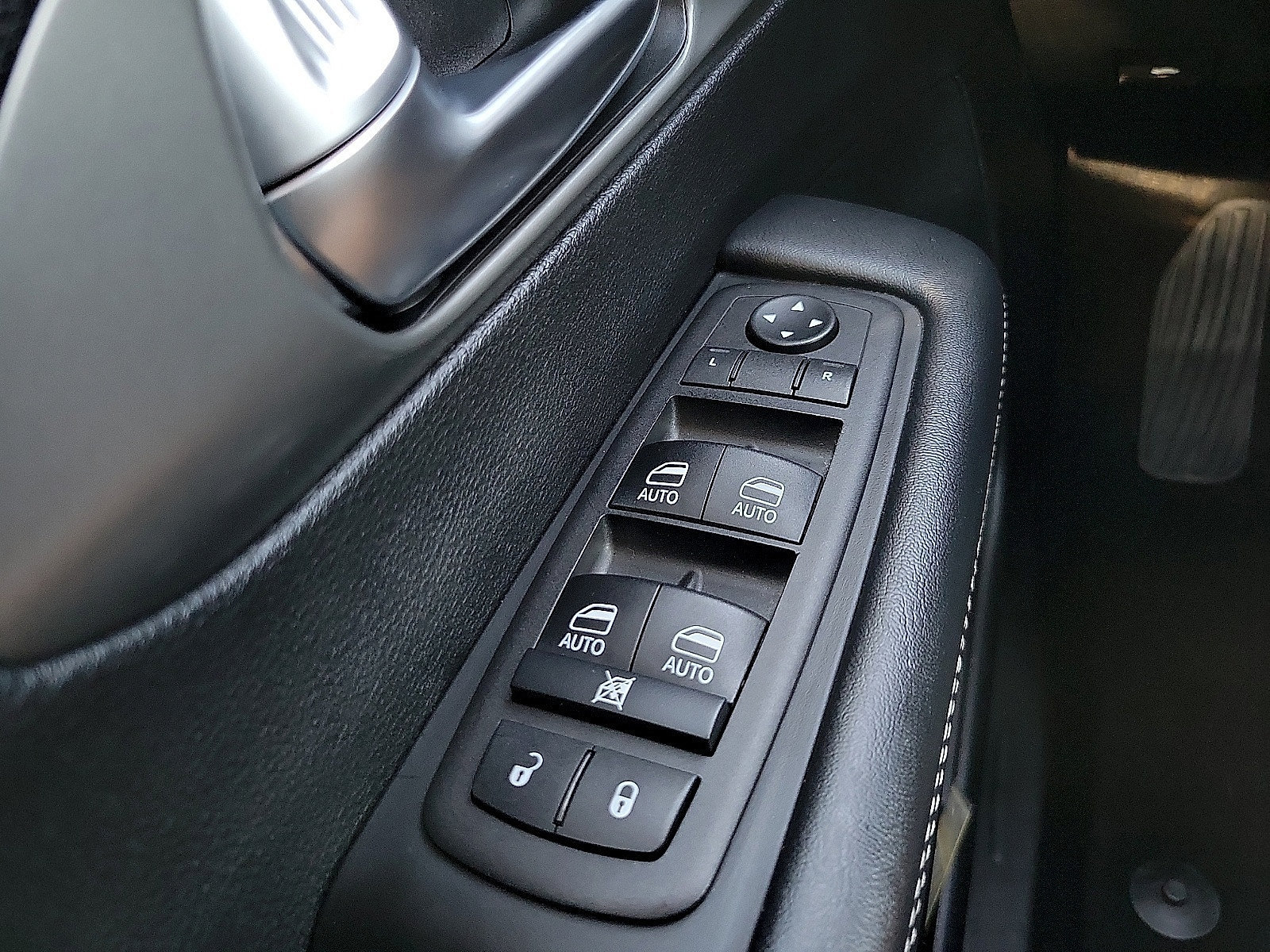 Used 2025 Chrysler Pacifica Select FWD image 14