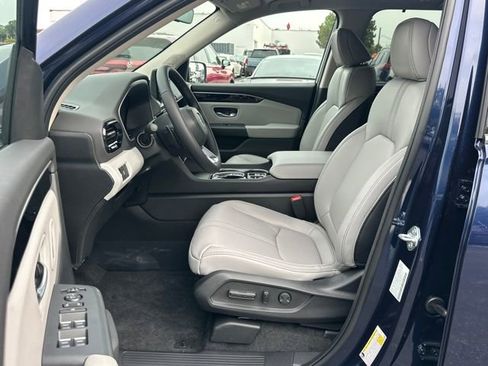 New 2025 Honda Pilot Touring image 9