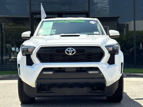 Used 2024 Toyota Tacoma TRD Sport AWD/4WD image 5