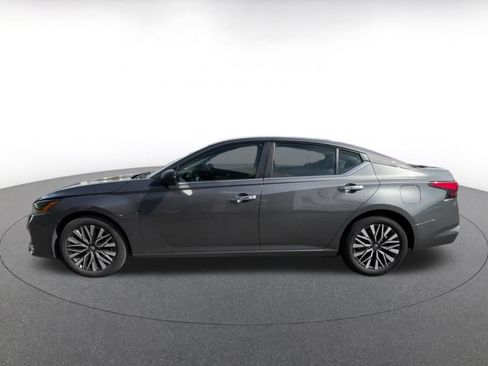 Used 2025 Nissan Altima 2.5 SV FWD image 9