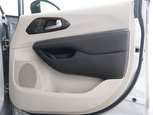Used 2024 Chrysler Pacifica Limited FWD image 9