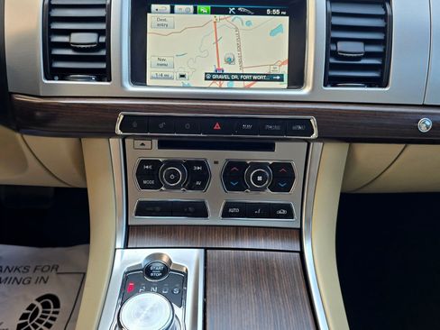 Used 2013 Jaguar XF RWD image 31
