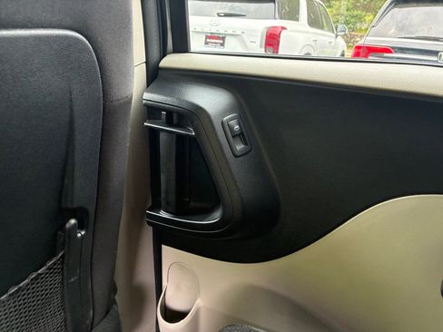 Used 2019 Dodge Grand Caravan SE FWD image 16