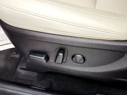 Used 2024 Kia Telluride EX w/ EX Captain's Chair Package FWD image 12