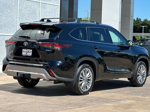 Used 2026 Toyota Highlander Platinum AWD/4WD image 4
