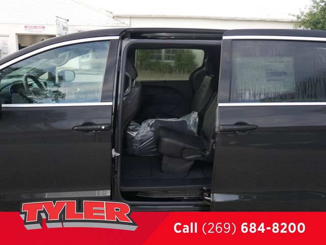 New 2027 Chrysler Pacifica Select FWD image 18