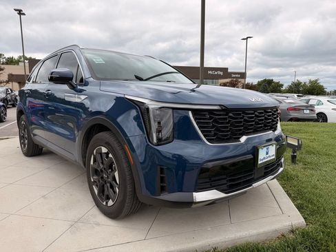 Used 2024 Kia Sorento S w/ Panoramic Sunroof Package FWD image 11