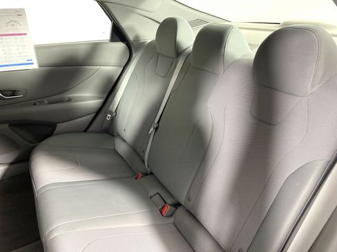 Used 2021 Hyundai Elantra SE FWD image 30