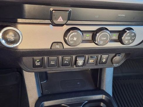 Used 2020 Toyota Tacoma TRD Sport w/ Technology Package image 18