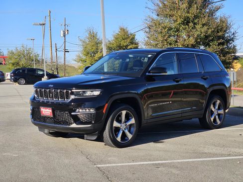 Used 2022 Jeep Grand Cherokee Limited image 3