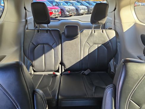 Used 2024 Chrysler Pacifica Touring-L image 29