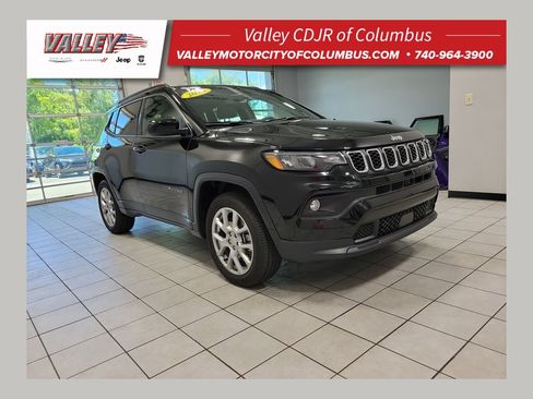 Used 2024 Jeep Compass Latitude AWD/4WD image 1