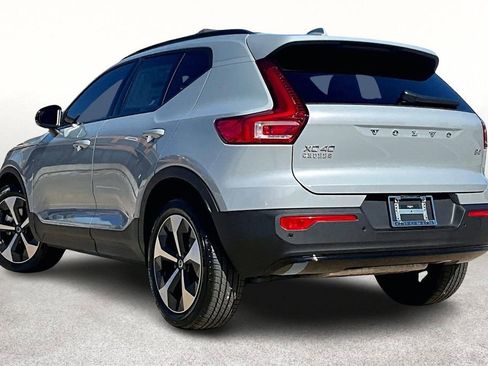 Used 2026 Volvo XC40 B4 Core FWD image 6