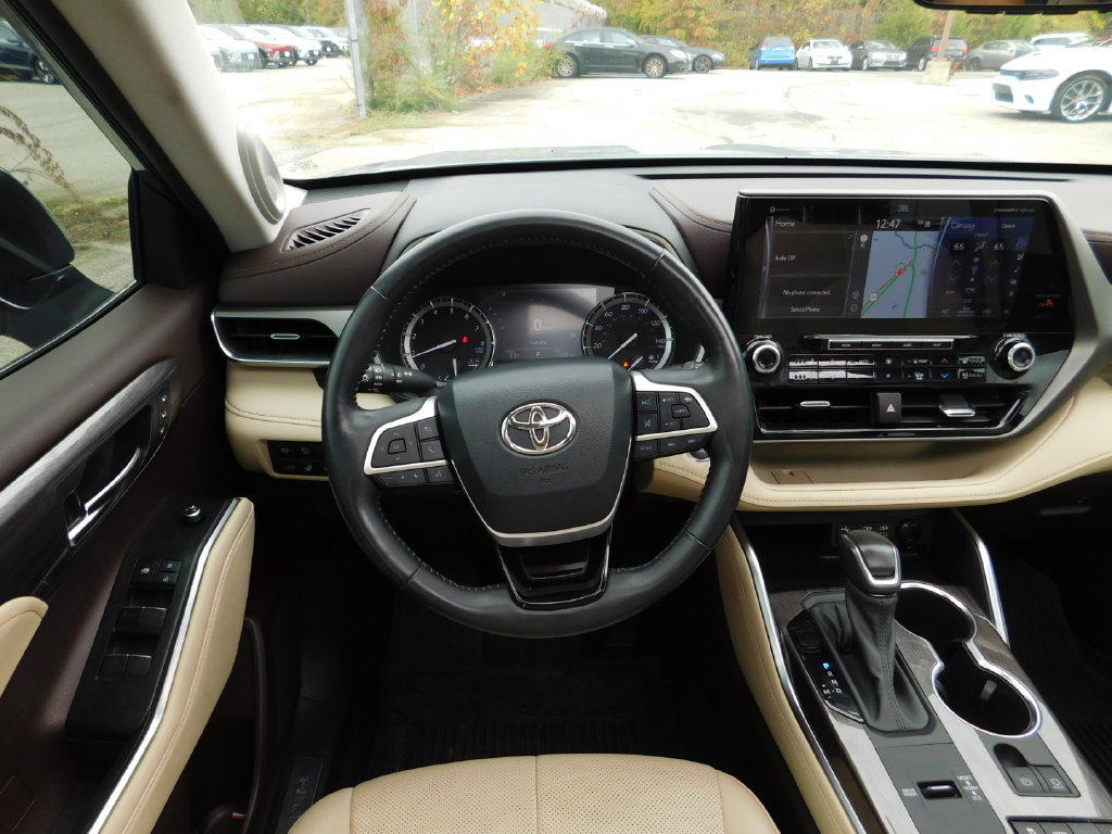 Used 2022 Toyota Highlander Limited FWD image 18
