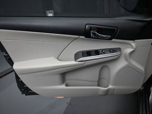 Used 2014 Toyota Camry XLE w/ Leather Package FWD image 11