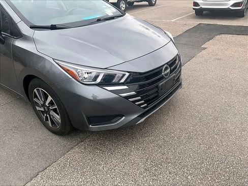 Used 2023 Nissan Versa SV image 5