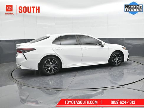 Used 2023 Toyota Camry SE image 3