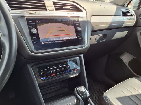 Used 2022 Volkswagen Tiguan SE w/ Panoramic Sunroof Package FWD image 31