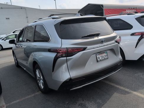 Certified 2024 Toyota Sienna Limited FWD image 4