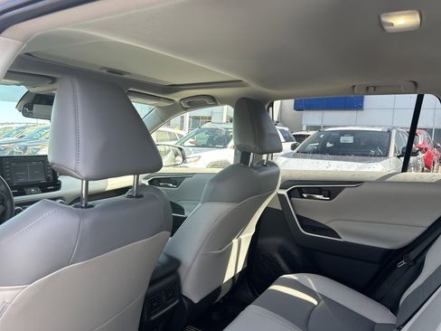 Used 2022 Toyota RAV4 XLE Premium image 27