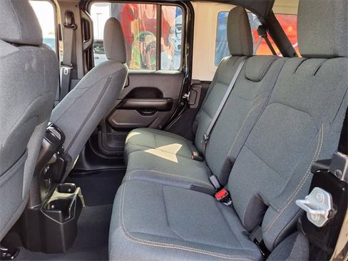 Used 2025 Jeep Wrangler Sahara image 9