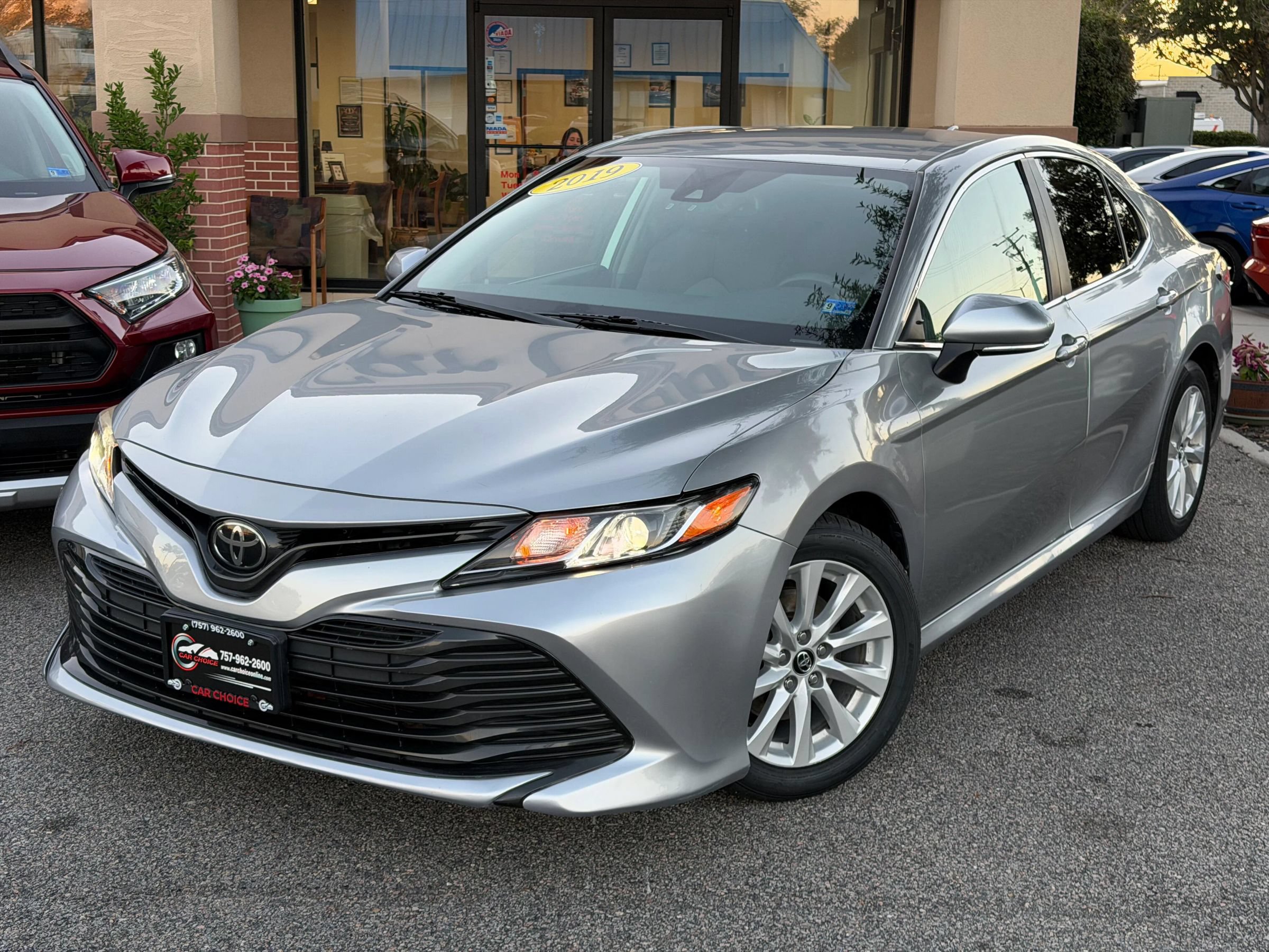 Used 2019 Toyota Camry LE FWD image 2