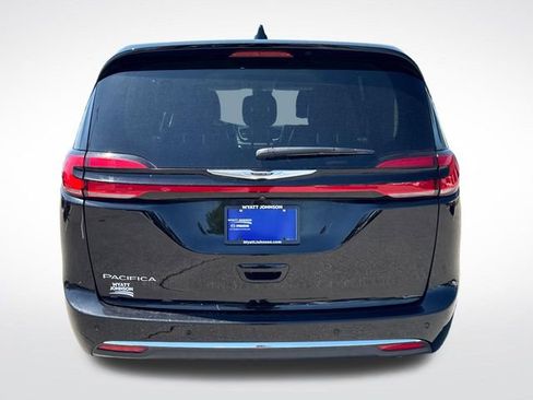 Used 2024 Chrysler Pacifica Touring-L image 4