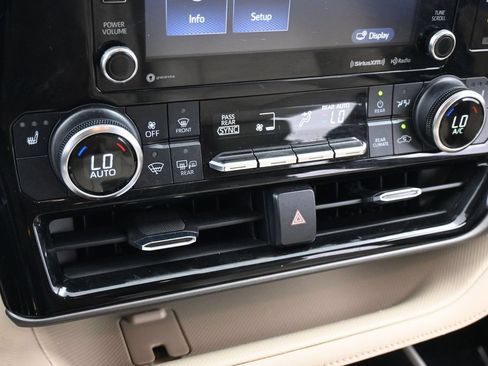 Used 2022 Toyota Highlander XLE FWD image 19
