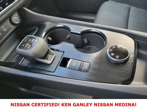 Certified 2025 Nissan Rogue SV image 27