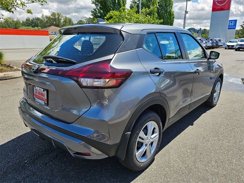 New 2025 Nissan Kicks Play S image 3