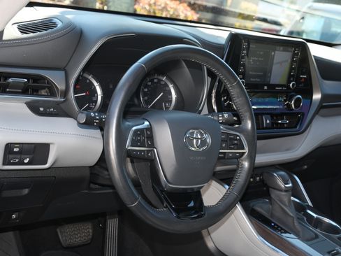 Certified 2020 Toyota Highlander Limited image 9